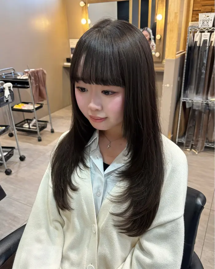 シールエクステ60本つけて、 動き出るようにレイヤーカットしま