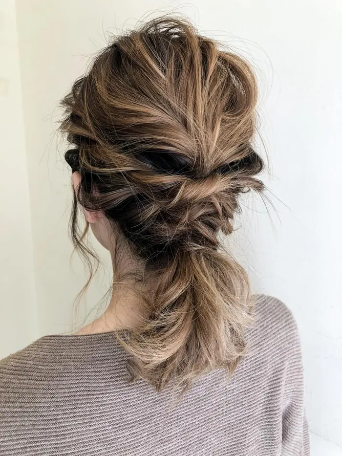 ヘアアレンジ ハイライトカラー ミディアム 編みおろし 編み込み