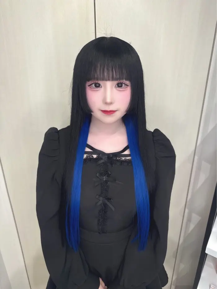 黒ベースに原色の青のエクステでインナーつけてます！｜M.O.D shibuya