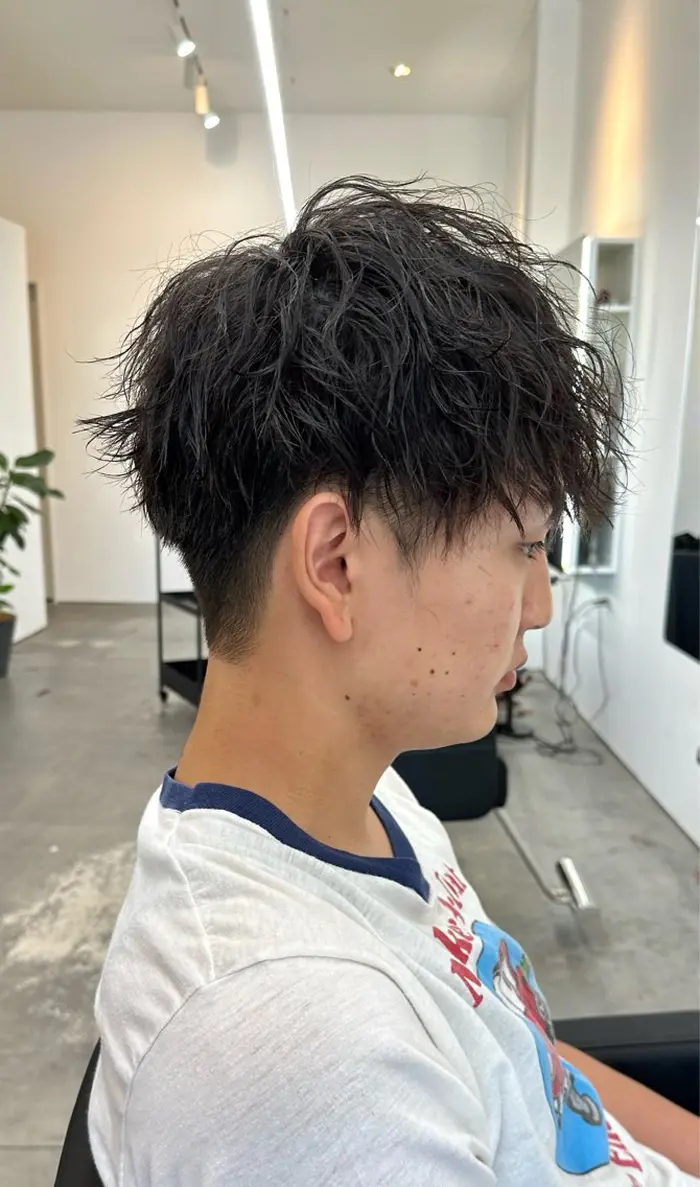 マッシュベースでカットをした後にツイストスパイラルでパーマをかけました！くるくるしすぎない縦落パーマ｜Nake所属・山本 駿介のヘアスタイル ...