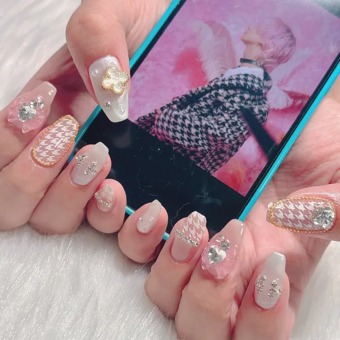 推しのメンカラに合わせたピンクネイル。 千鳥柄、キラキラ