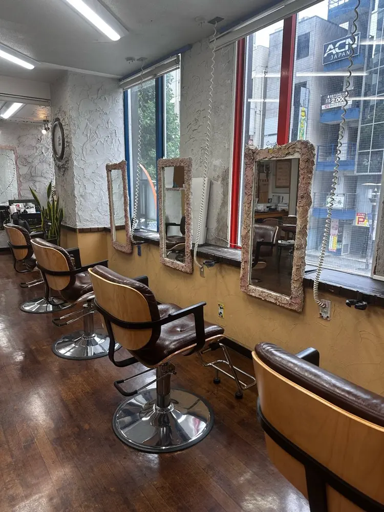 HAIR&MAKE TAKE OFFの内観・外観2