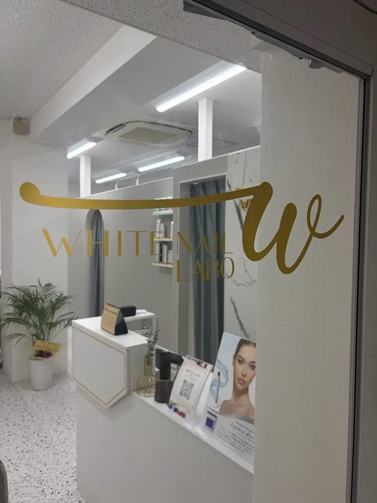 WHITE NAIL梅田店の内観・外観1