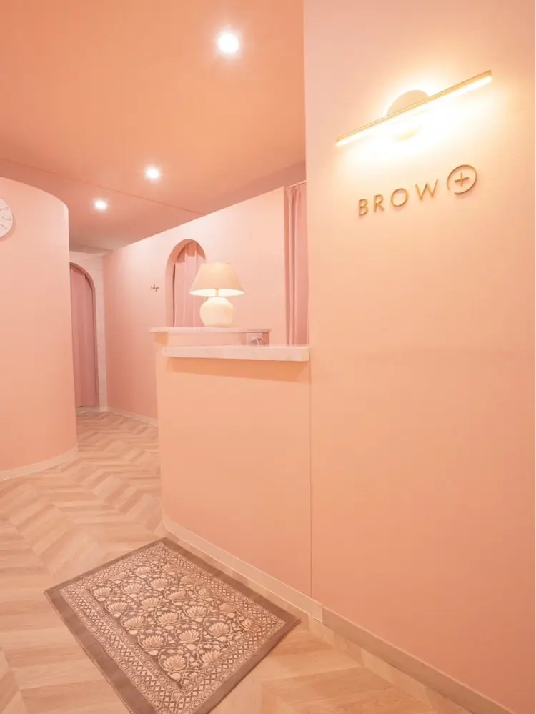 BROW+の内観・外観1