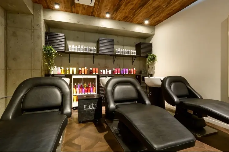 youres hair 新宿WEST店の内観・外観3