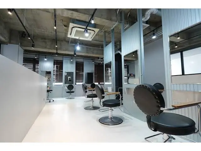 men's salon gaudi 高槻店の内観・外観1