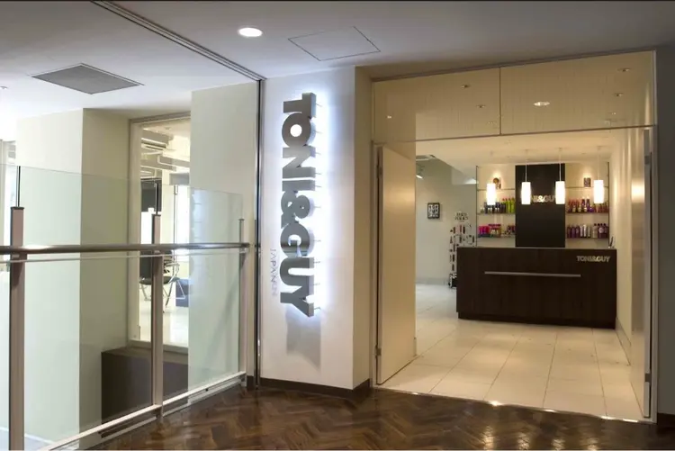 TONI&GUY福岡天神サロンの内観・外観2