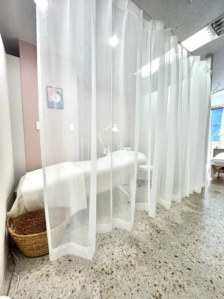 cheek eyelash salon 横浜西口店の内観・外観3
