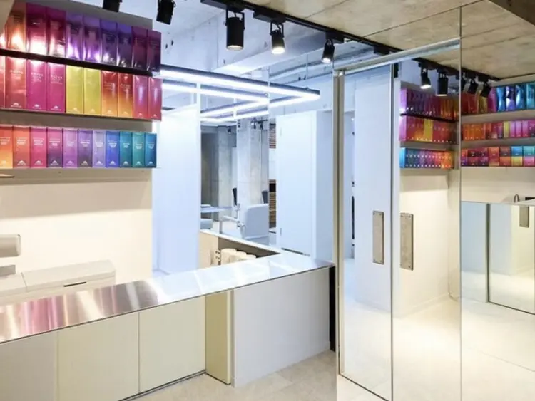 youres hair 新宿WEST店の内観・外観1