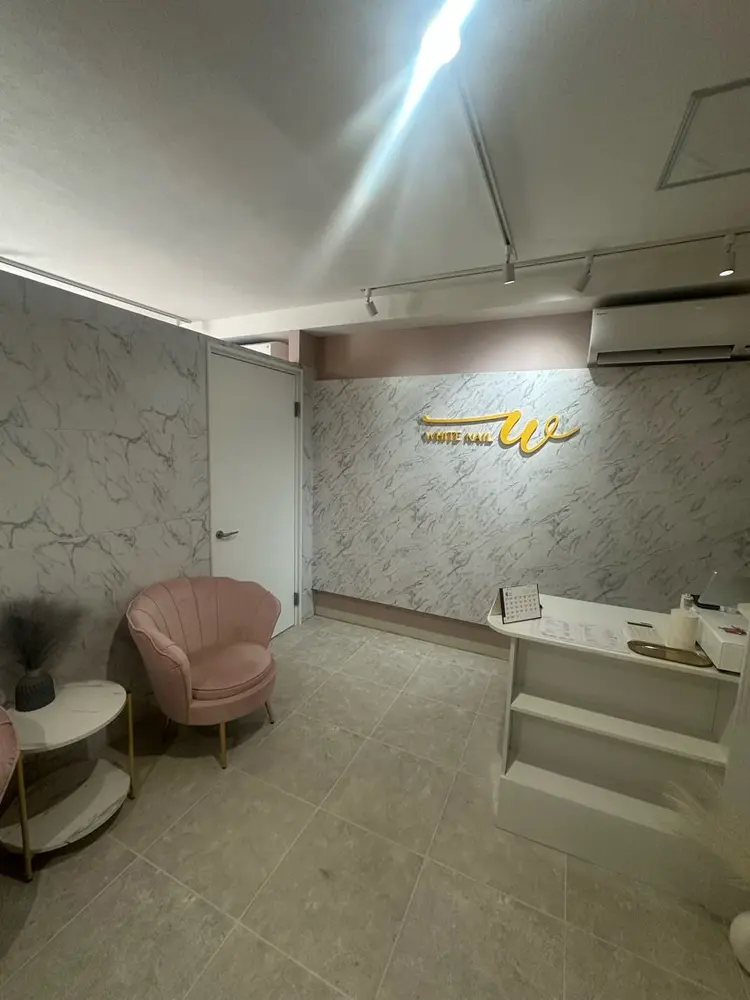 WHITE NAILの内観・外観1