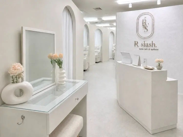 R slash 岡山駅前店の内観・外観2