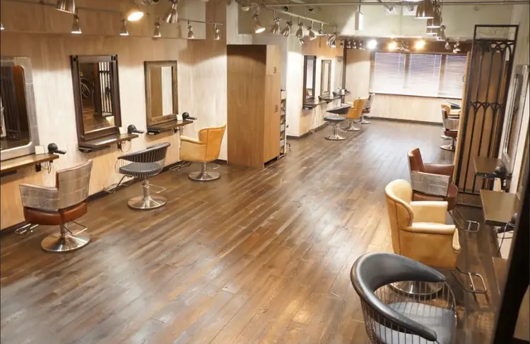 youres hair 新宿3丁目店の内観・外観2