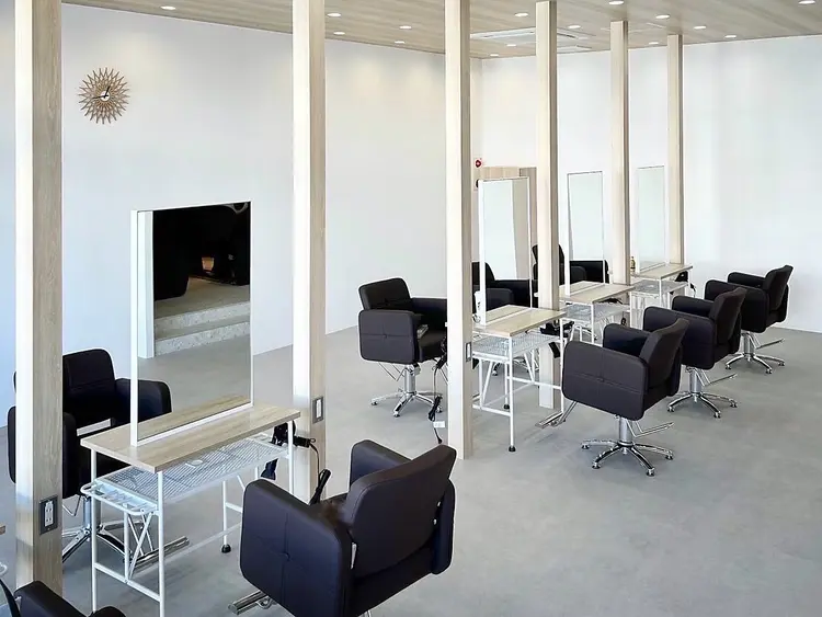 Agu hair amao 筑後店の内観・外観1