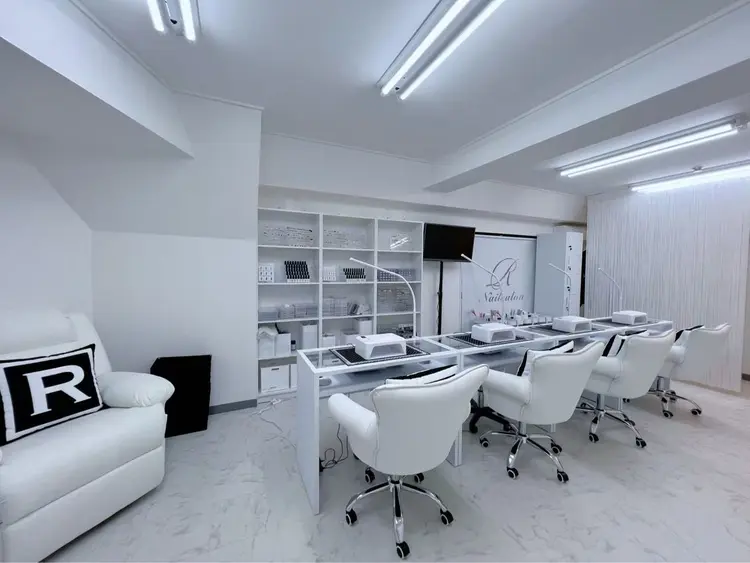 R Nailsalonの内観・外観1