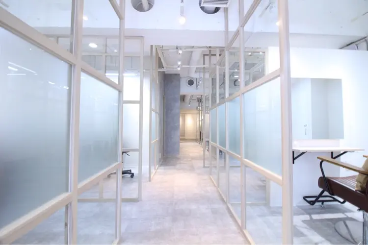 EMANON 新宿南口店の内観・外観1