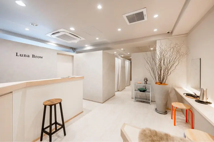 LunaBrow西梅田店の内観・外観1