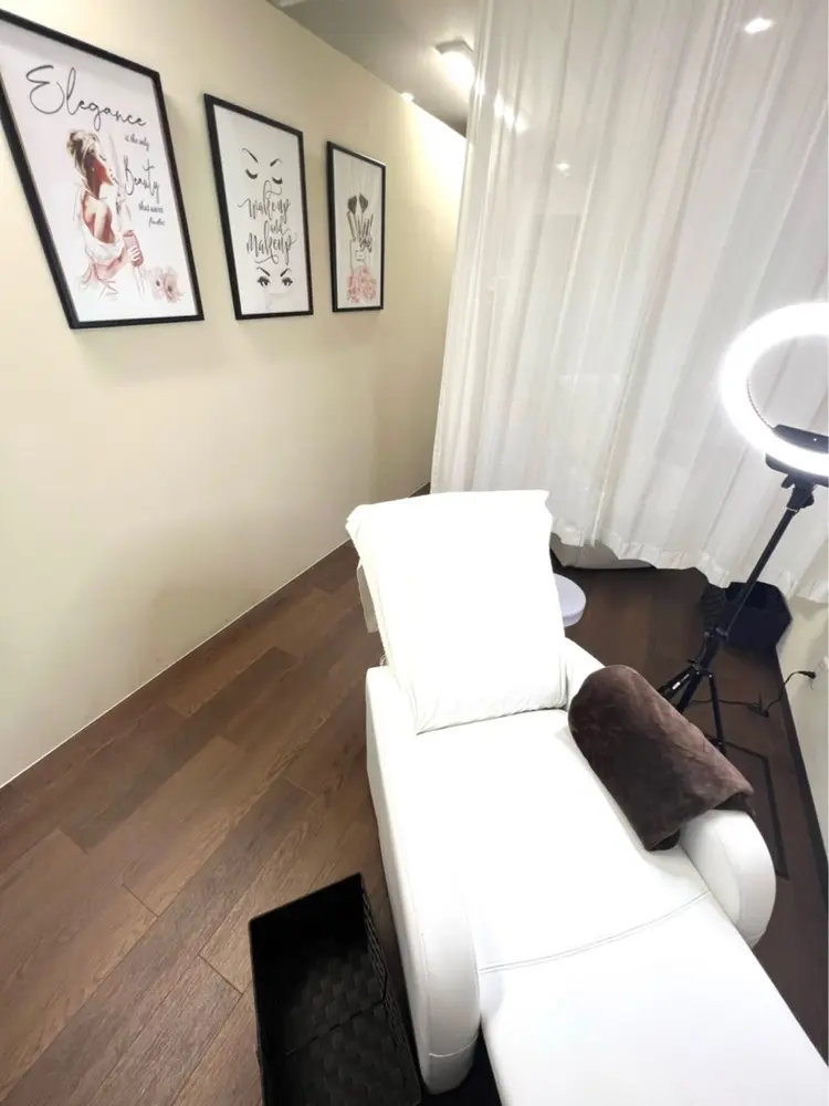 WHITE EYE 京橋店の内観・外観2