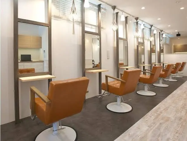 Agu hair rupia 金沢店の内観・外観1