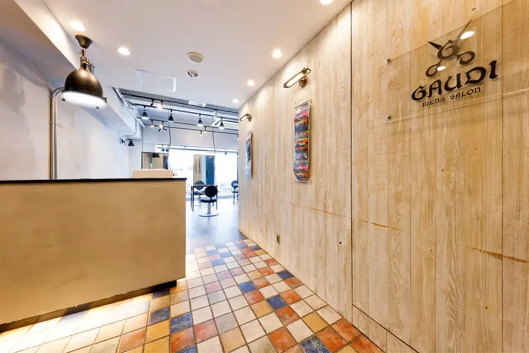 men’s salon Gaudi梅田茶屋町店の内観・外観2