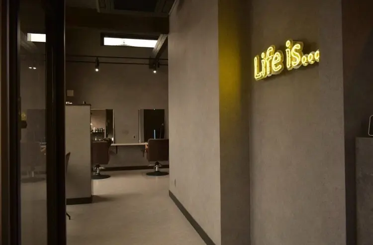 Life is… 本店の内観・外観2