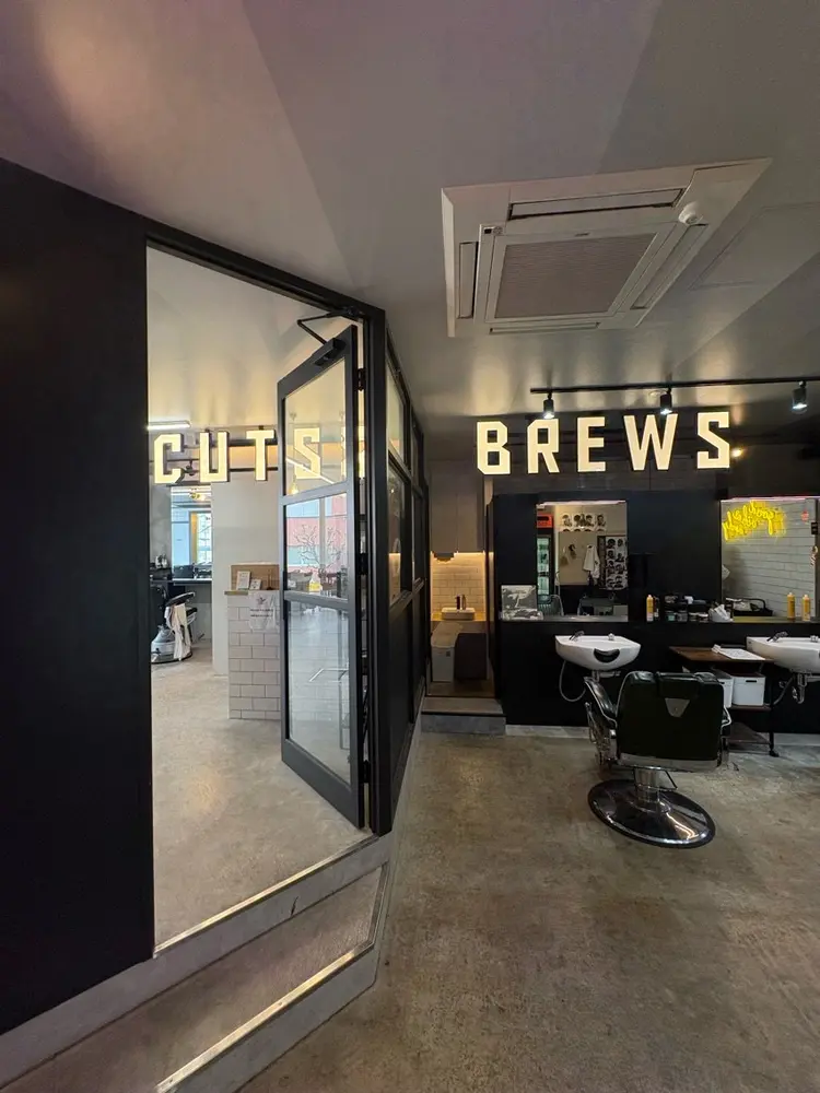 FRANK'S BARBER RESERVE 人形町店の内観・外観1