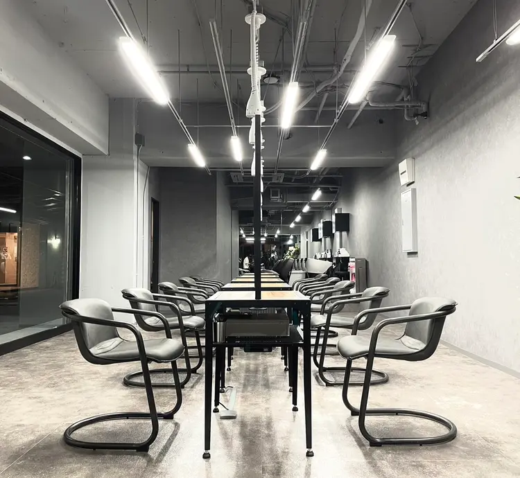Selene hair 梅田店の内観・外観1