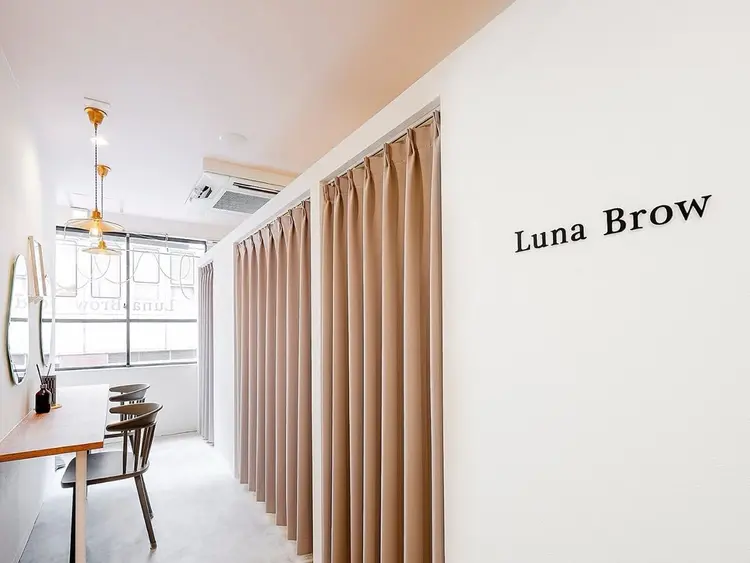 LunaBrow 西梅田店の内観・外観1