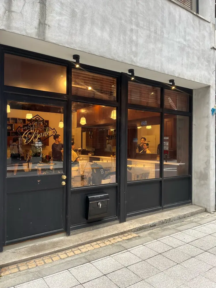 ASASHI BARBER TORANOMONの内観・外観1