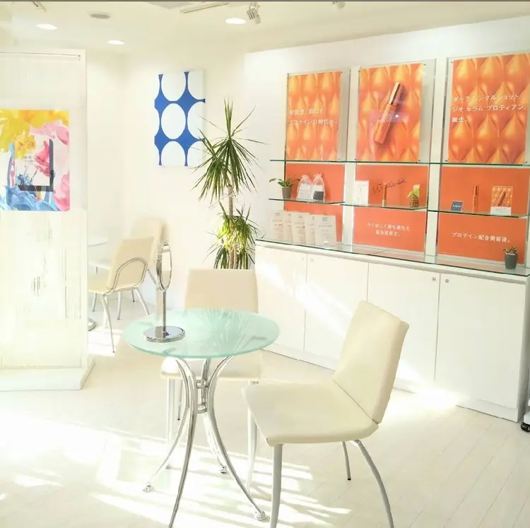 POLA THE BEAUTY 四条烏丸店の内観・外観1