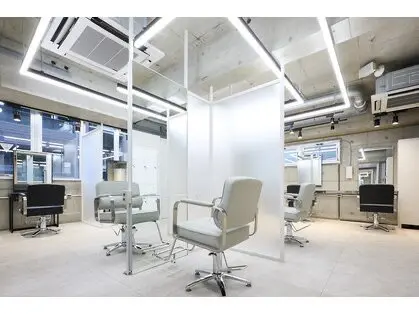 youres hair髪質改善トリートメント&ヘッドスパ　新宿WESTの内観・外観2