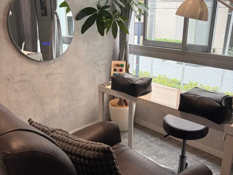 WHITE NAIL梅田店の内観・外観1