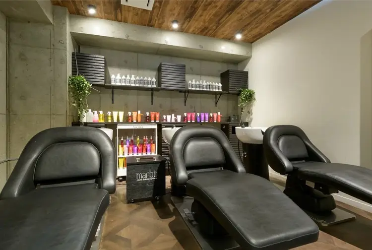 youres hair 髪質改善トリートメント&ヘッドスパ 新宿west店の内観・外観3