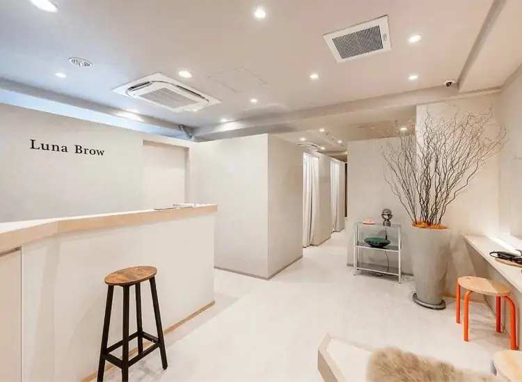 LunaBrow西梅田店の内観・外観1