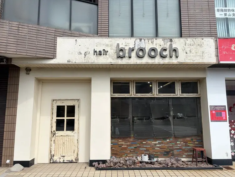broochブローチの内観・外観1