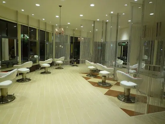 HAIR&MAKE  EARTH 水沢店の内観・外観1