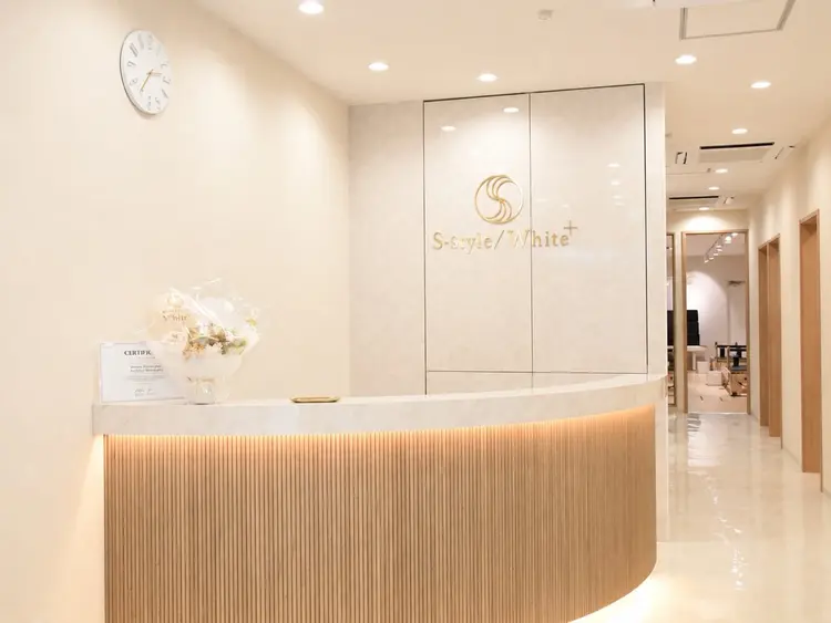 White+ 高槻店の内観・外観1