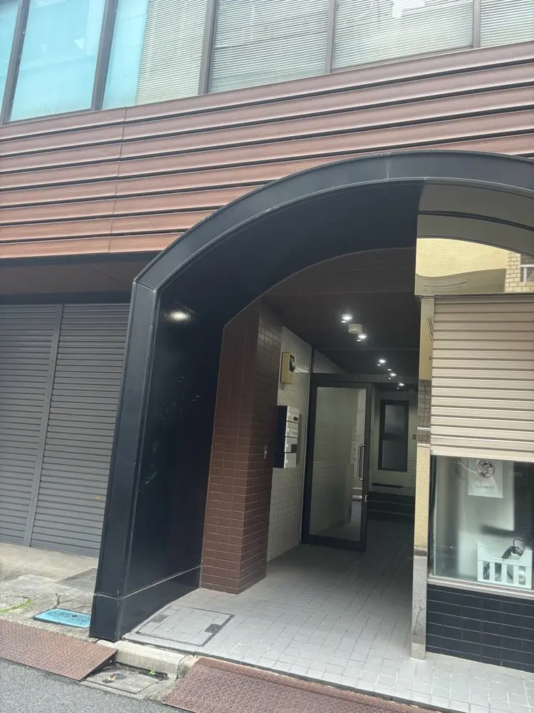 eyeglad 新宿御苑前店の内観・外観1
