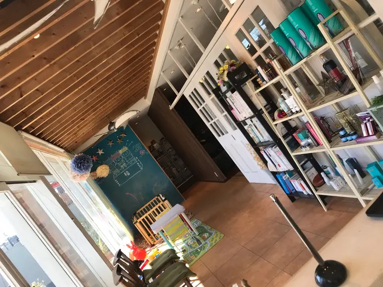 花やの前の美容室 狭山店の内観・外観2