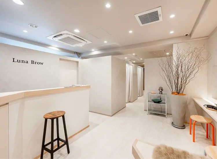 LunaBrow 西梅田店の内観・外観1