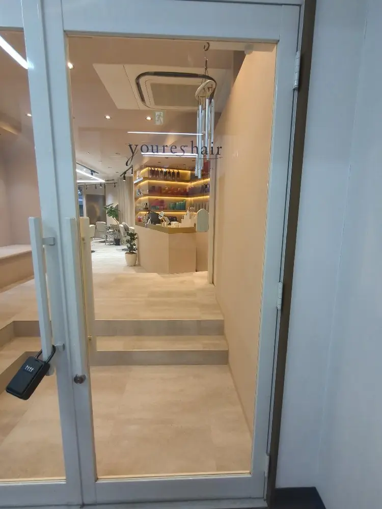 youres hair 仙台店の内観・外観1