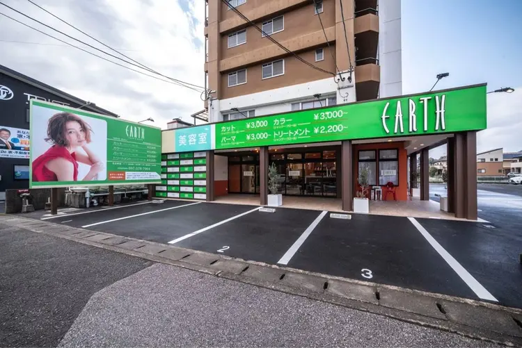 HAIR&MAKE EARTH 大分森町店の内観・外観1