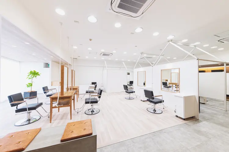 AVANCE.新金岡駅前店の内観・外観1