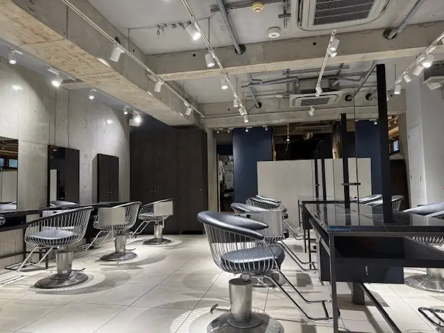 HAIR&MAKE EARTH大和店の内観・外観1