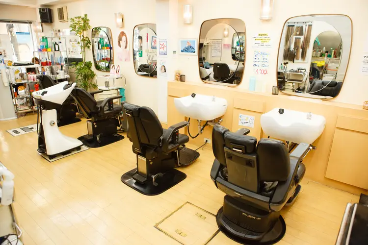 ヘアメイク ロアの内観・外観2