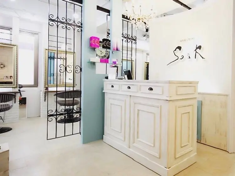 HAIR ＆ MAKE Seek　立川の内観・外観1