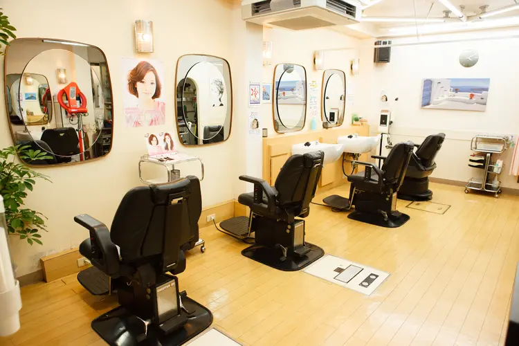 ヘアメイク ロアの内観・外観1