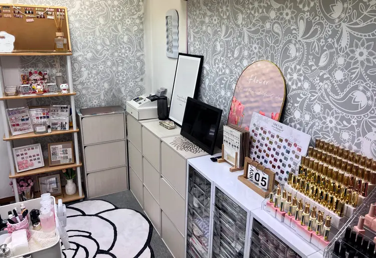 R nailsalonの内観・外観1