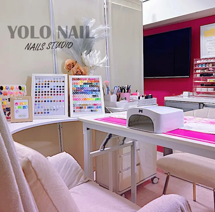 YOLO NAILの内観・外観1