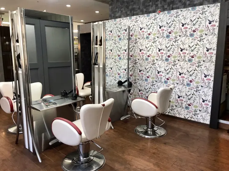 Hair & Nail YOURS四街道店【ユアーズ】の内観・外観1