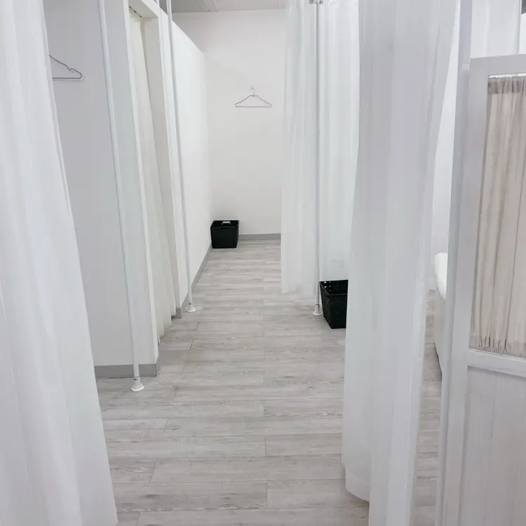 アイブロウサロン WHITE EYE枚方店の内観・外観2